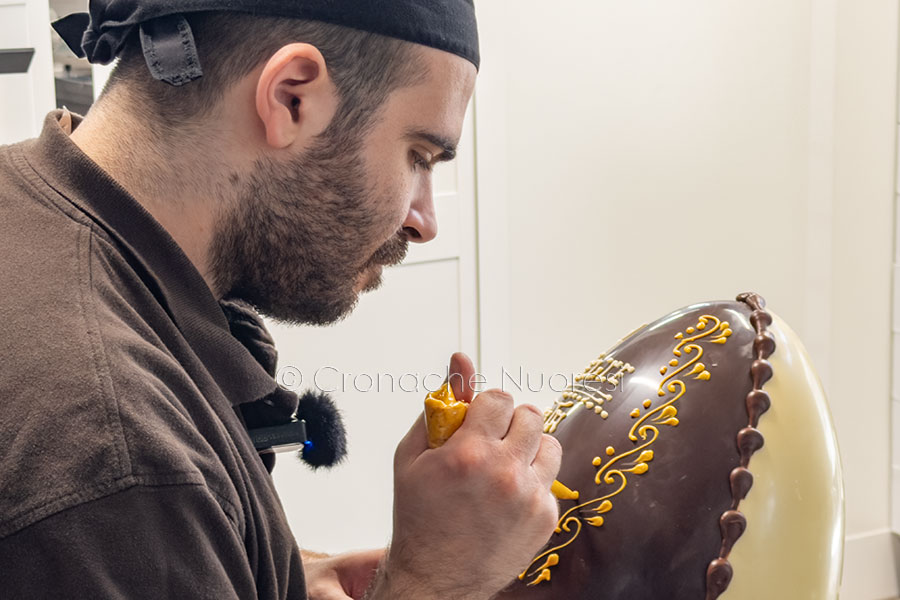 Francesco Pintori, decorazione dell’uovo di Pasqua (foto S.Novellu)