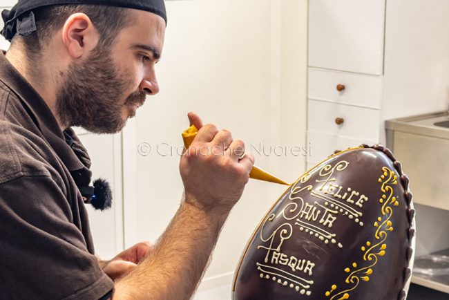 Francesco Pintori, decorazione dell'uovo di Pasqua (foto S.Novellu)