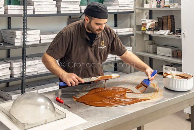 Francesco Pintori, lavorazione del cioccolato (foto S.Novellu)