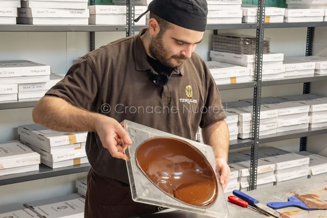 Francesco Pintori, preparazione dell'uovo di Pasqua (foto S.Novellu)