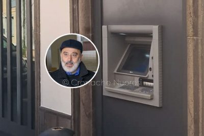 Il bancomat preso d'assalto e, nel riquadro, il sindaco Caggiari