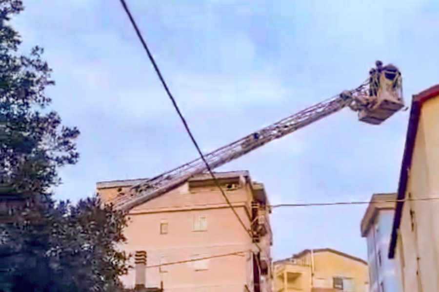 Nuoro. Rimane bloccato sul tetto di casa: lo salvano i VVF – VIDEO