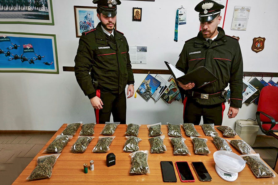Sorpresi a confezionare marijuana in una villetta: arrestati tre giovani