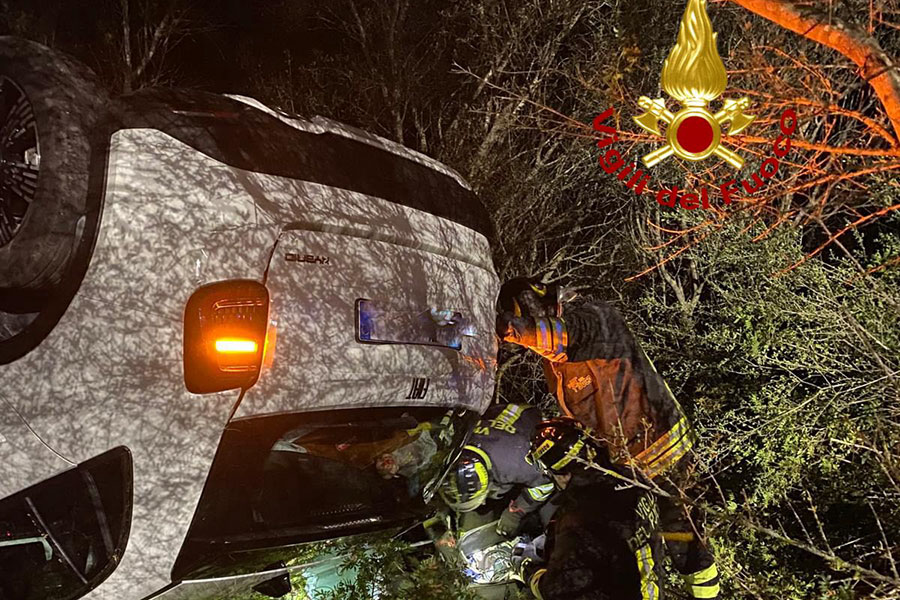 Auto fuori strada nella notte: due feriti estratti dalle lamiere