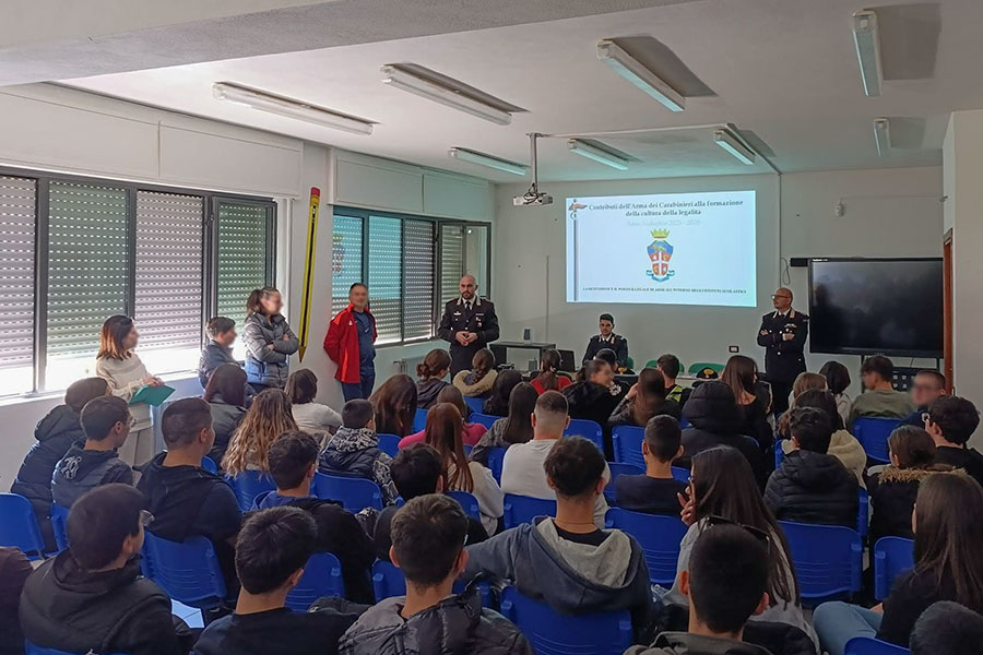 Droga e bullismo: studenti a lezione di legalità con i carabinieri