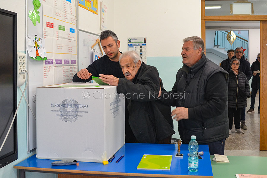 Nuoro. A 107 anni al seggio per il referendum: la lezione civile dell’ing. Maccioni – VIDEO