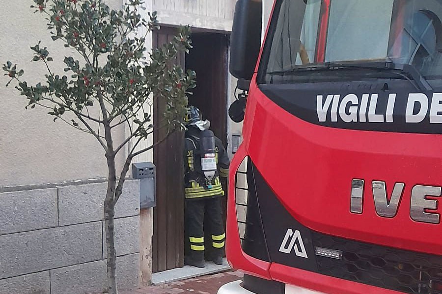 Incendio al municipio di Fonni: rogo circoscritto al piano terra
