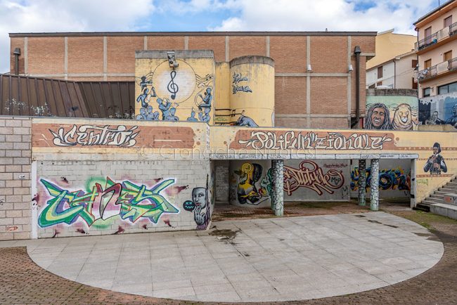 Murale al centro Polifunzionale (foto Novellu)