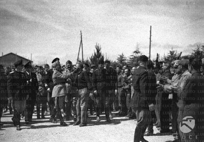 Mussolini saluta Turuddone