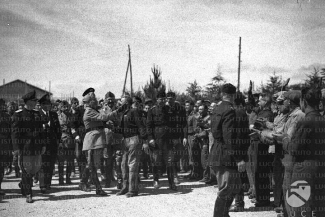 Mussolini saluta Turuddone