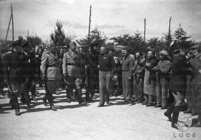 Mussolini saluta Turuddone