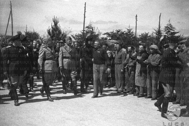 Mussolini saluta Turuddone