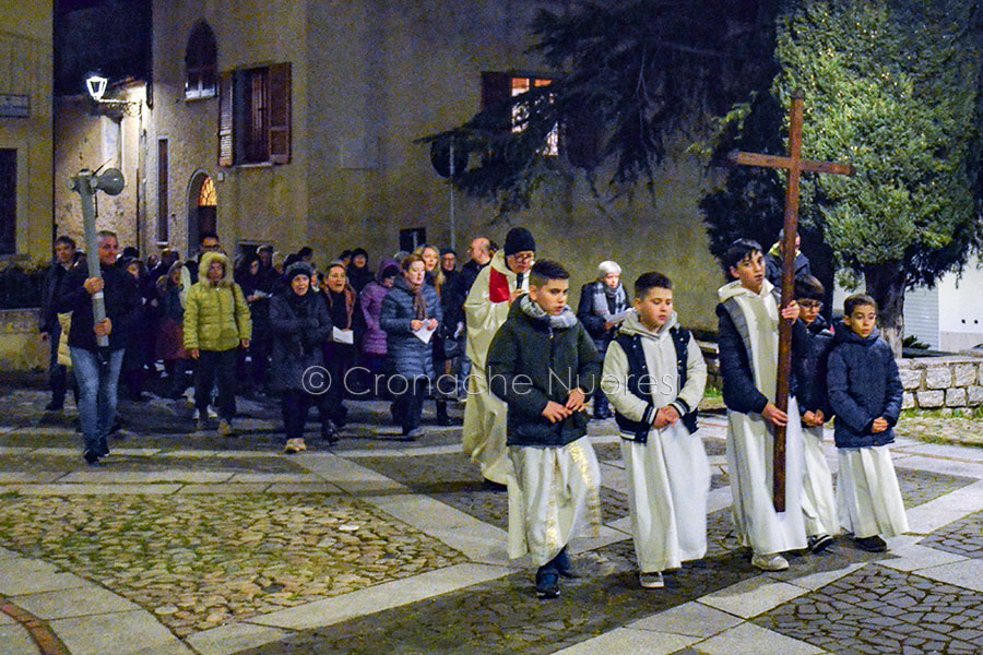 Nuoro, il centro storico si stringe attorno alla Via Crucis: al via i riti pasquali