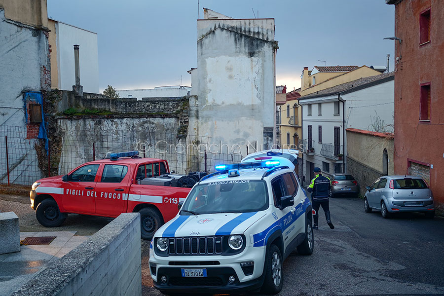 Nuoro. Paura in via Ferracciu: cornicione instabile e intervento bloccato