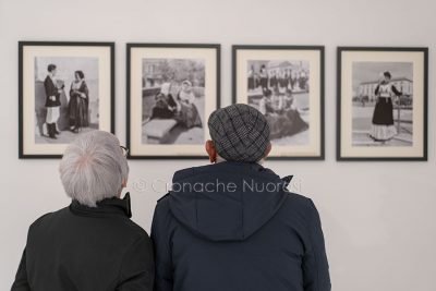 Visitatori alla mostra di Goffredo Guiso (foto S.Novellu)