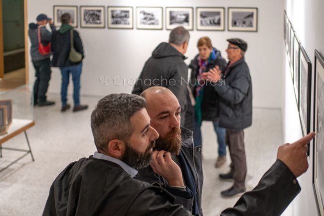 Visitatori alla mostra di Goffredo Guiso