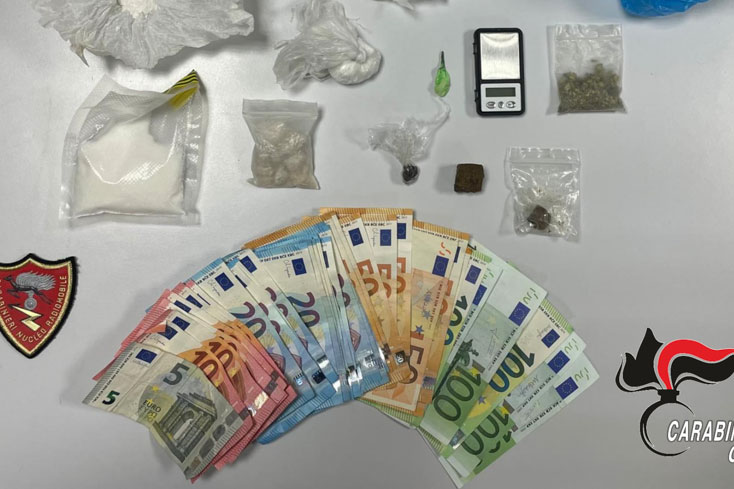 Alt all’auto a noleggio: nel bagagliaio spunta un market della droga