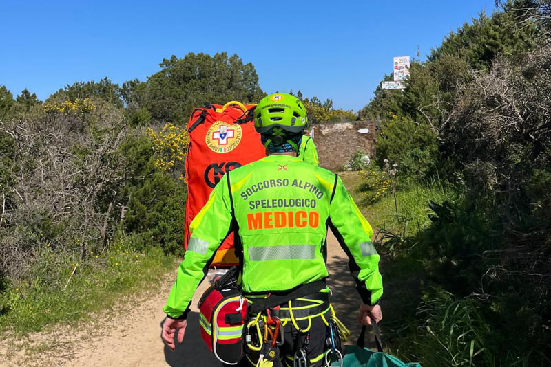 Scivola nella scogliera e si infortuna la caviglia