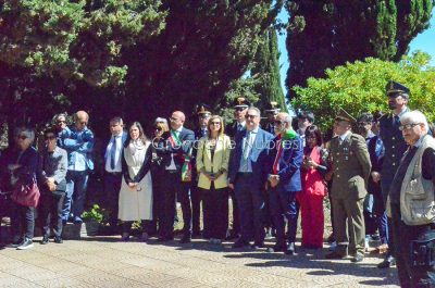 25 Aprile. Deposizione corona d'alloro in cimitero (foto Nieddu)
