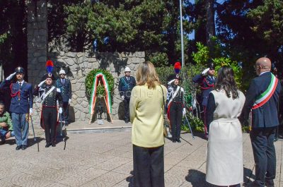 25 Aprile. Deposizione corona d'alloro in cimitero (foto Nieddu)