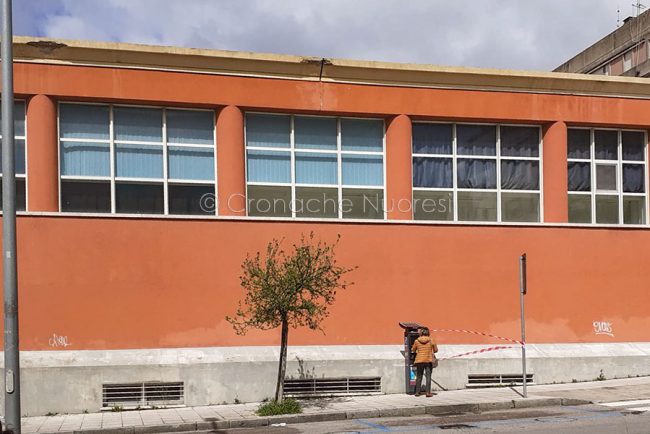 I cornicioni dell'ex mercato civico (foto Nieddu)