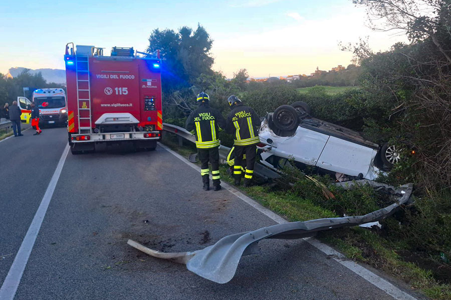 Perdono il controllo dell’auto che si ribalta: due feriti