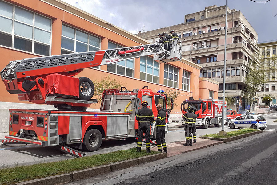 Crollano in strada parti di cornicione dall’ex Mercato Civico: paura in via Manzoni