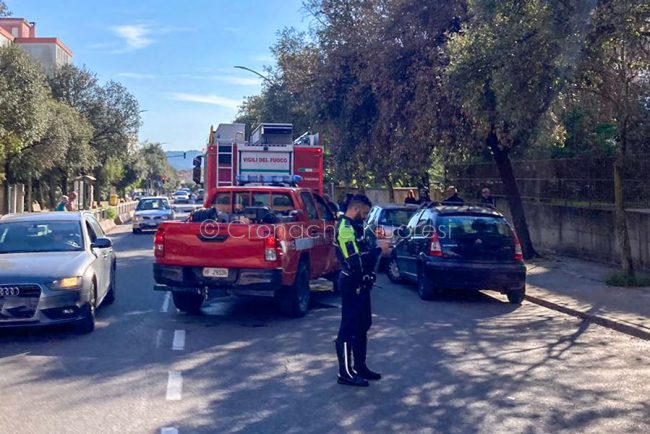L'intervento della polizia locale in viale Costituzione