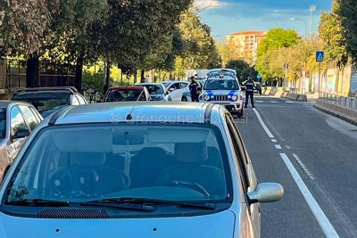 L'intervento della polizia locale in viale Costituzione