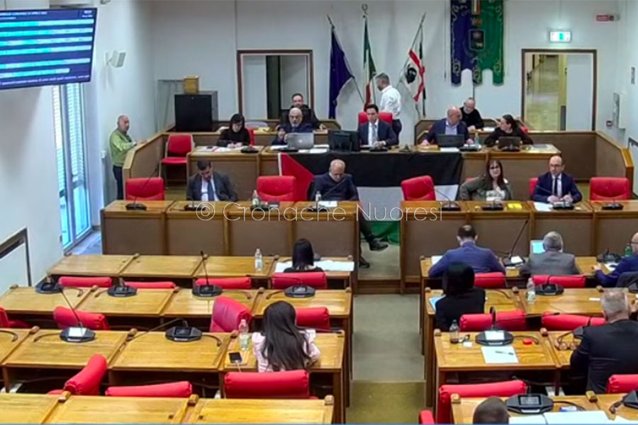 Nuoro. Scontro totale in Comune: le opposizioni abbandonano l’aula per protesta
