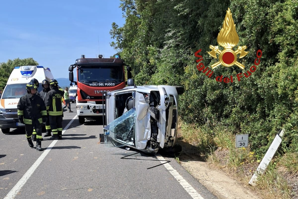 Nuoro. Frontale tra due auto: conducenti al San Francesco