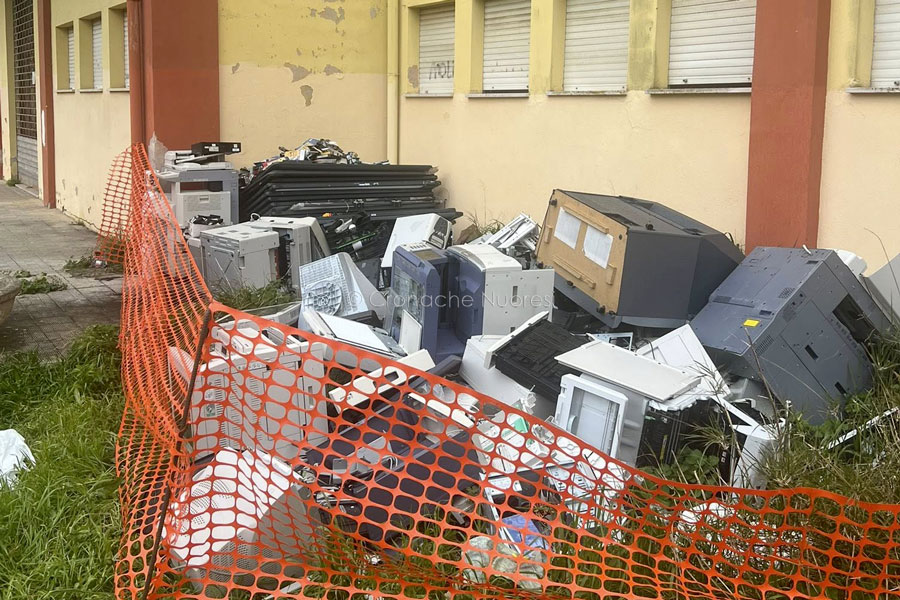 Degrado e rifiuti nel cortile della scuola Furreddu: la denuncia di SiAmo Nuoro
