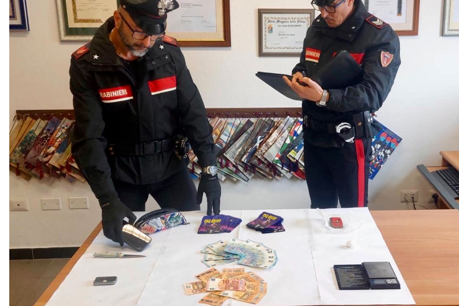 Nuorese. Spaccio di cocaina e Hashish tra i distributori automatici: 19enne in manette e quattro denunce