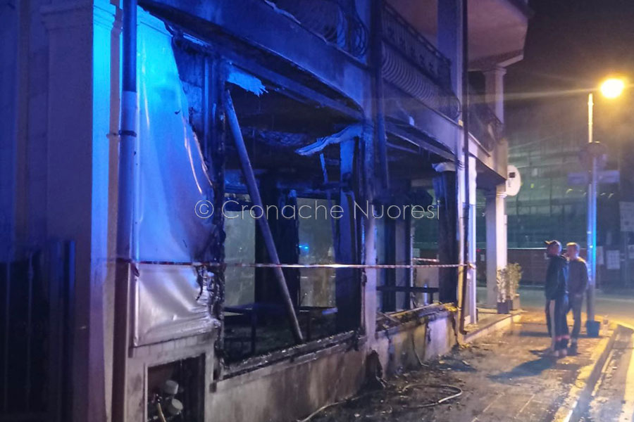 Attentato incendiario a la Caletta: le fiamme divorano il noto bar Malibù