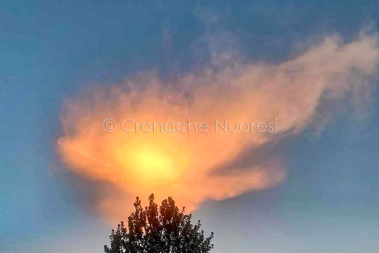 Mamoiada. Nuvola rosa o fulmine globulare? il mistero del cielo catturato dall’obiettivo di una lettrice