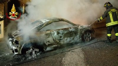 L'Audi distrutta dal fuoco