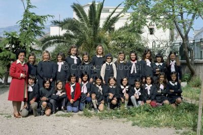 La maestra Giuseppina Manca con le sue alunne