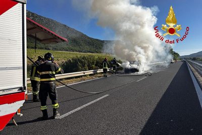 L'auto a fuoco sulla 131 DCN