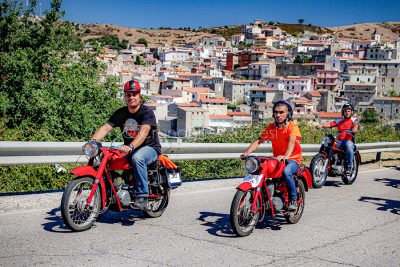 Un momento di un raduno di mezzi d'epoca (foto S.Novellu)