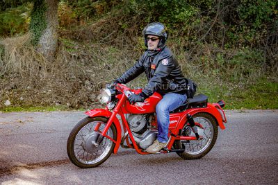 Una Moto Guzzi Lodola Sport su strada (foto S.Novellu)