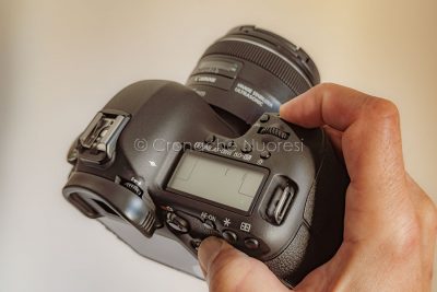 Una macchina fotografica professionale Canon (foto Salvatore Novellu)