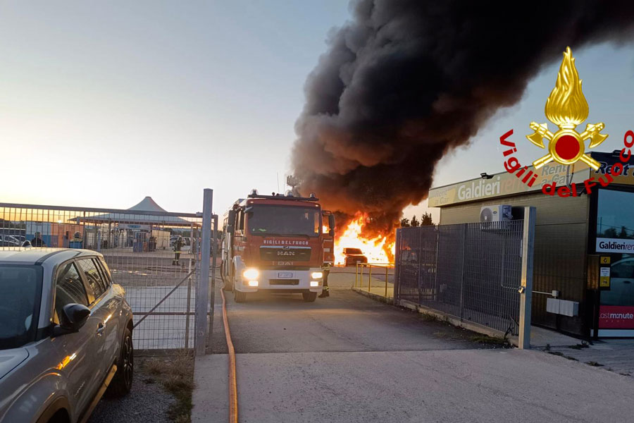 Maxi incendio all’autonoleggio di Fertilia ad Alghero: distrutte e danneggiate oltre 60 auto