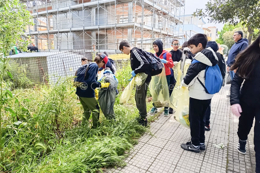 Istituto comprensivo di via Malta e Plastic free insieme per l’ambiente: ottanta studenti puliscono le strade di Nuoro