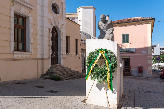 Corona d'alloro al monumento del finanziere Raimondo Falqui (foto S.Novellu)