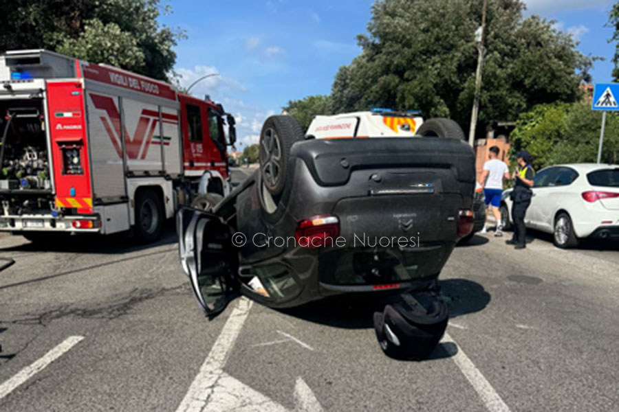 Nuoro. Si schianta contro le auto in sosta e si ribalta