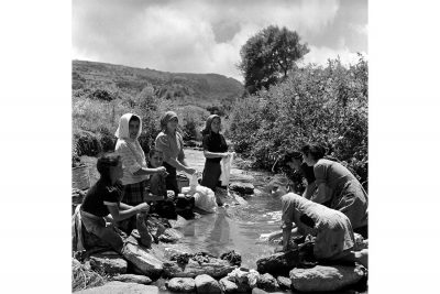 Jean Dieuzaide, bucato al fiume, 1956 (Archivio ISRE)