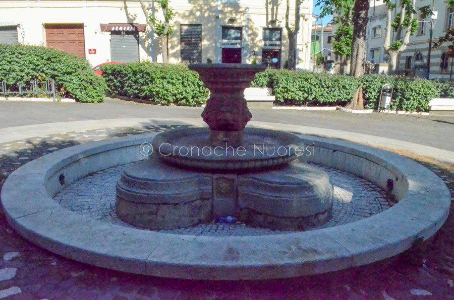 Nuoro. Il degrado dei “Giardinetti” di Piazza Vittorio Emanuele: c’era una volta la storica fontana