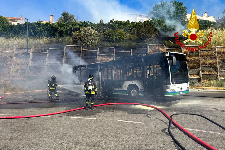 Nuoro. Incendio al deposito ATP: Vigili del Fuoco salvano le case