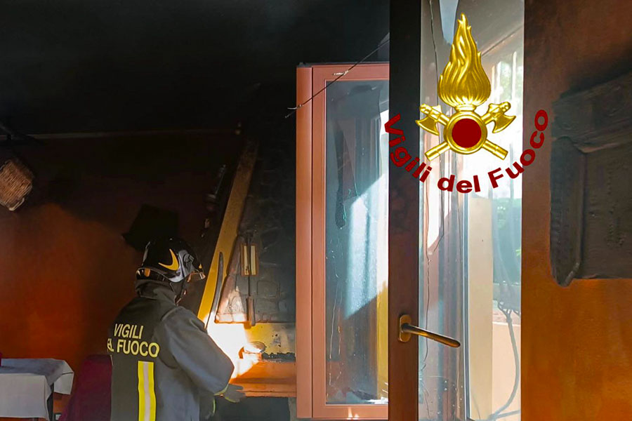 Abitazione a fuoco nel pomeriggio: le fiamme divampate in cucina