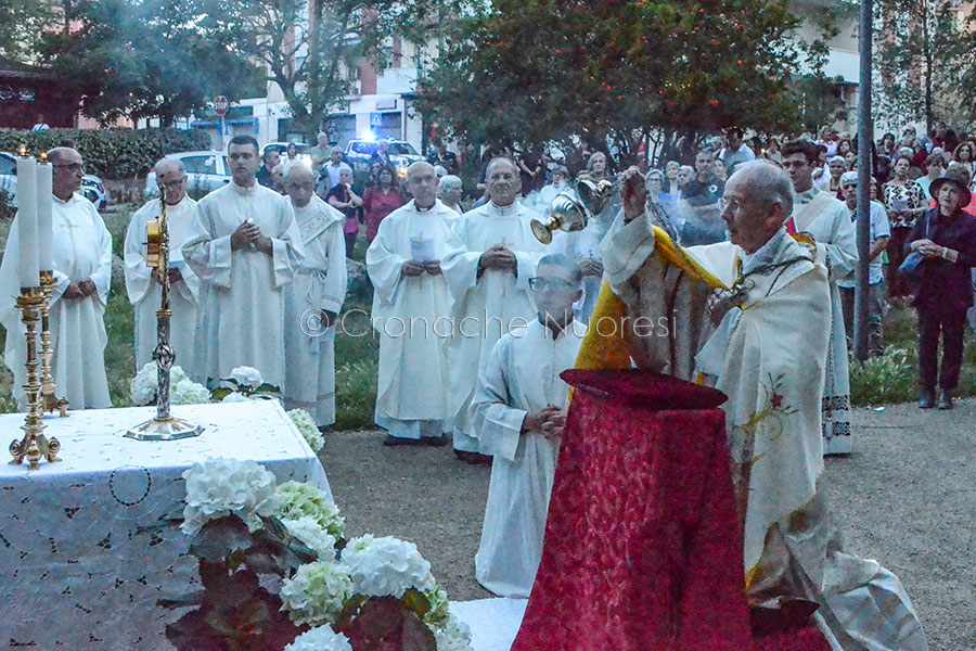 Corpus Domini a Nuoro, la comunità in preghiera per le vie del centro con il vescovo Antonello Mura